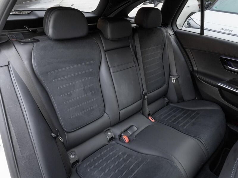 Gebraucht Mercedes C300 AMG 258 PS (189 kW) 2023 Unilack polarweiss Kombi