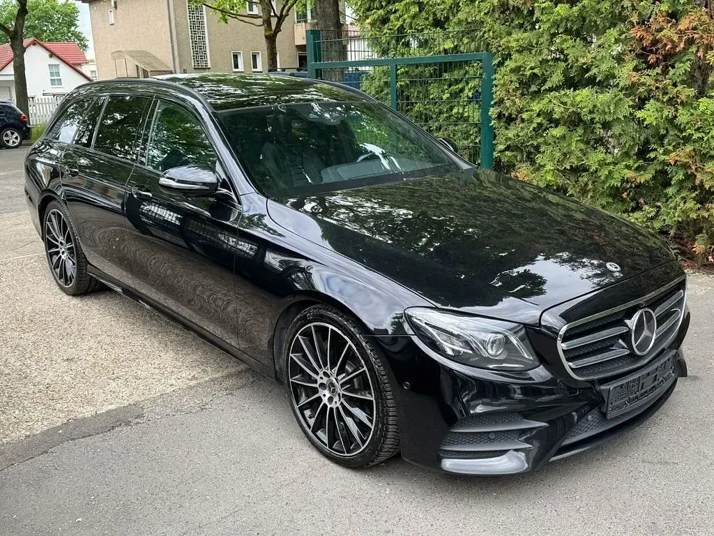 Gebraucht Mercedes E350 AMG line 258 PS (189 kW) 2017 Schwarz Limousine