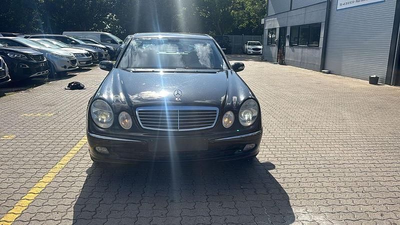 Schwarz Gebraucht 2005 Mercedes E280 Avantgarde Limousine | 2.800 € (Fairer Preis) - Bild 1/4