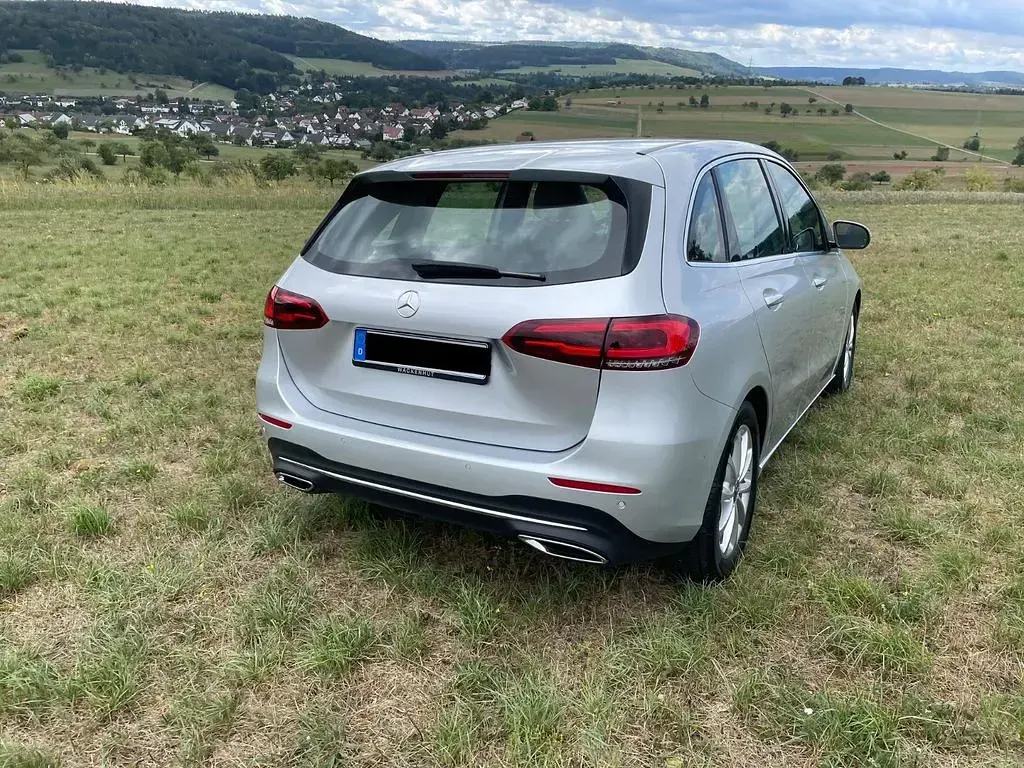 Gebraucht Mercedes B180 136 PS (100 kW) 2019 Silber Kleinwagen