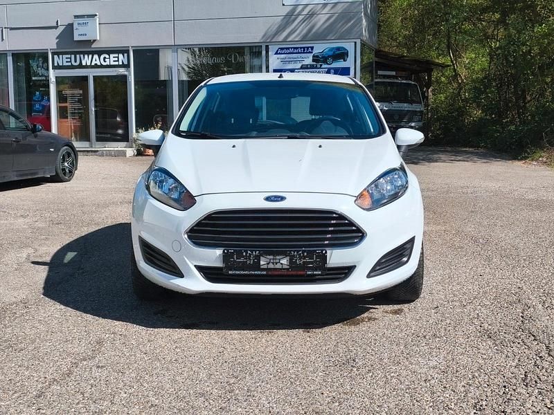 Gebraucht Ford Fiesta Trend 82 PS (60 kW) 2015 Weiß Kleinwagen