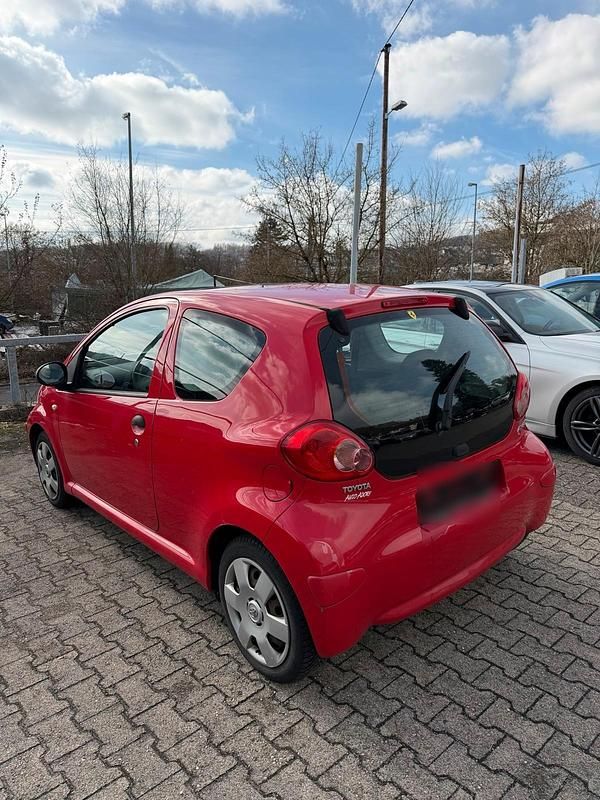 Gebraucht Toyota Aygo 68 PS (50 kW) 2007 Rot Kleinwagen