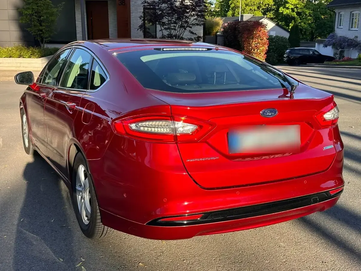 Gebraucht Ford Mondeo Titanium 160 PS (117 kW) 2015 Rot Limousine