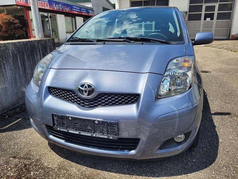 Quarzblaumetallic Gebraucht 2011 Toyota Yaris Life Limousine | 5.900 € (Fairer Preis) - Bild 1/4