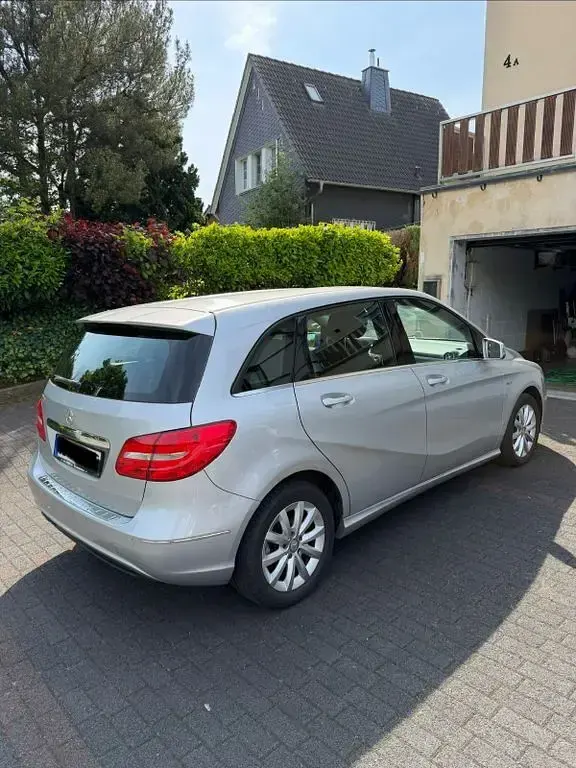 Gebraucht Mercedes B180 AMG Edition 1 122 PS (89 kW) 2012 Silber Van / Kleinbus