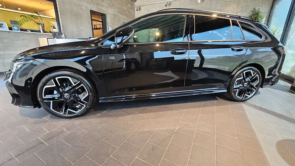 Gebraucht VW Golf VIII R-line 150 PS (110 kW) 2026 Schwarz Kombi