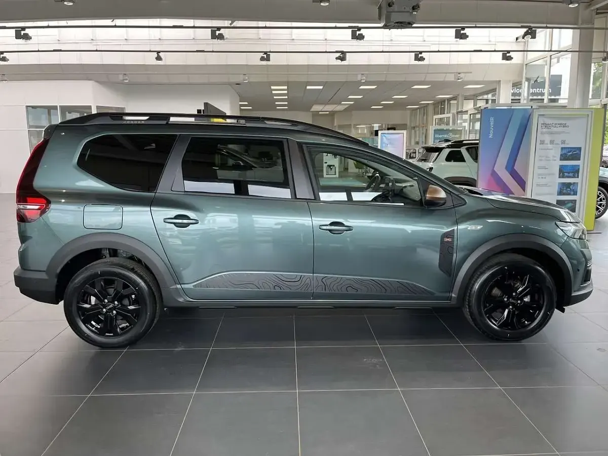 Neu Dacia Jogger Extreme 110 PS (80 kW) 2025 Zedergrün Van / Kleinbus