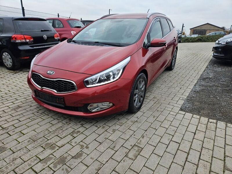 Rot Gebraucht 2013 Kia Ceed Sportswagon Vision Kombi | 10.350 € (Etwas zu teuer) - Bild 1/4