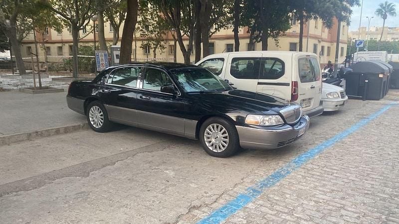 Schwarz Gebraucht 2003 Lincoln Town Car Limousine | 6.800 € - Bild 1/2