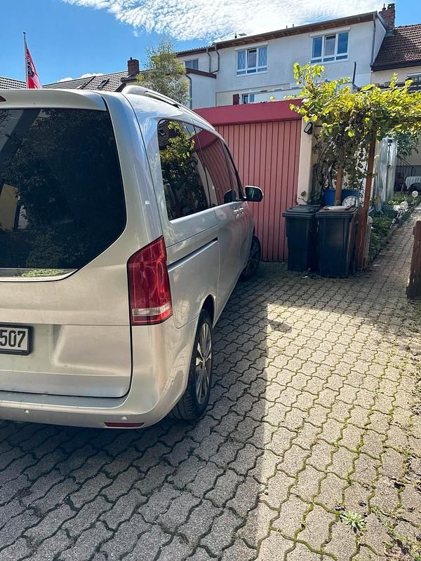 Silber Gebraucht 2017 Mercedes V220 Van / Kleinbus | 28.500 € (Guter Preis) - Bild 1/4