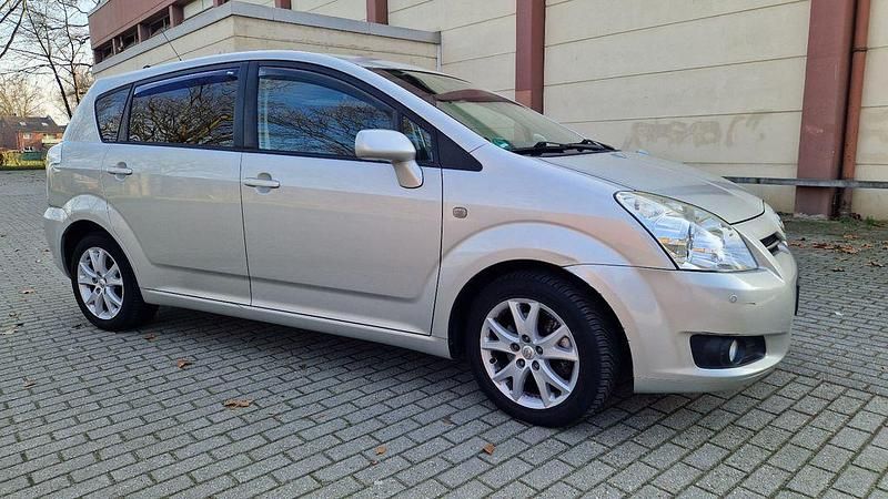 Gebraucht Toyota Verso Team 129 PS (94 kW) 2009 Grau Van / Kleinbus