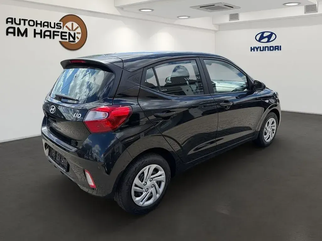 Gebraucht Hyundai i10 Select 63 PS (46 kW) 2024 Phantom black / met Kleinwagen