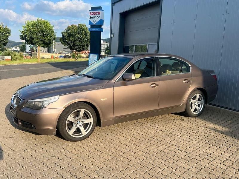 Grau Gebraucht 2006 BMW 523 Limousine | 1.500 € (Superpreis) - Bild 1/4