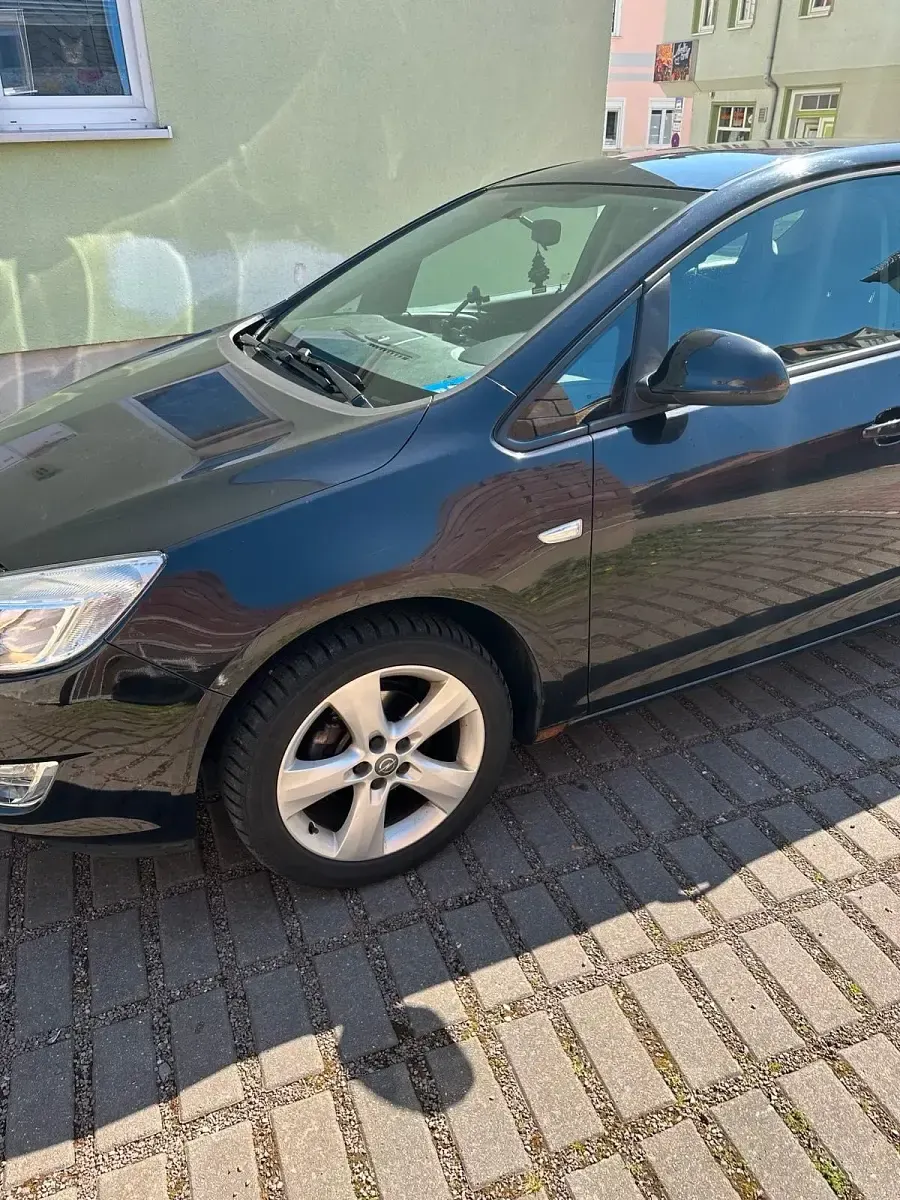 Second-hand Opel Astra 140 CP (102 kW) 2010 Negru Hatchback