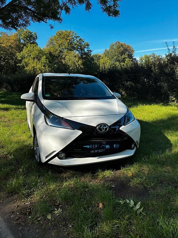 Weiß Gebraucht 2017 Toyota Aygo Kleinwagen | 7.150 € (Guter Preis) - Bild 1/4