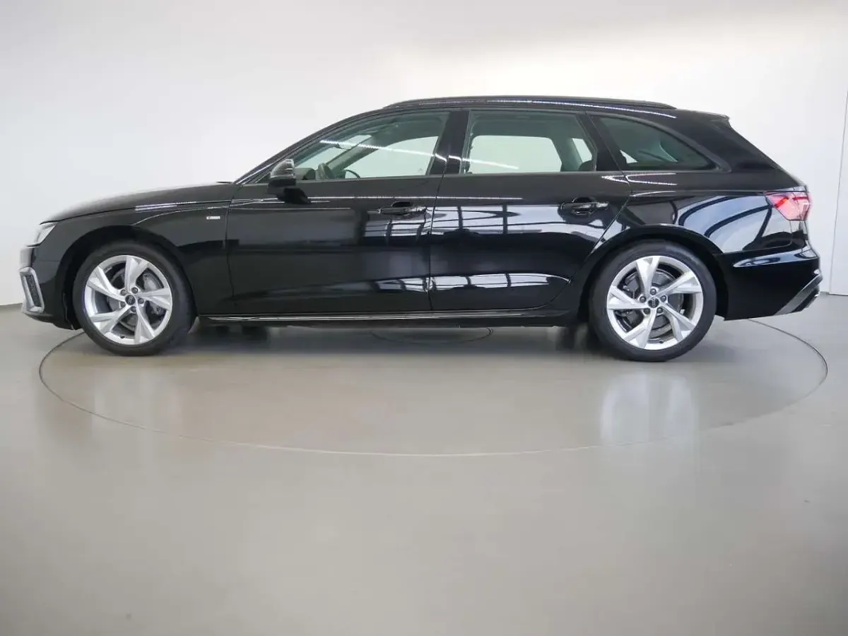 Gebraucht Audi A4 S-Line 204 PS (150 kW) 2023 Mythosschwarz metallic Kombi