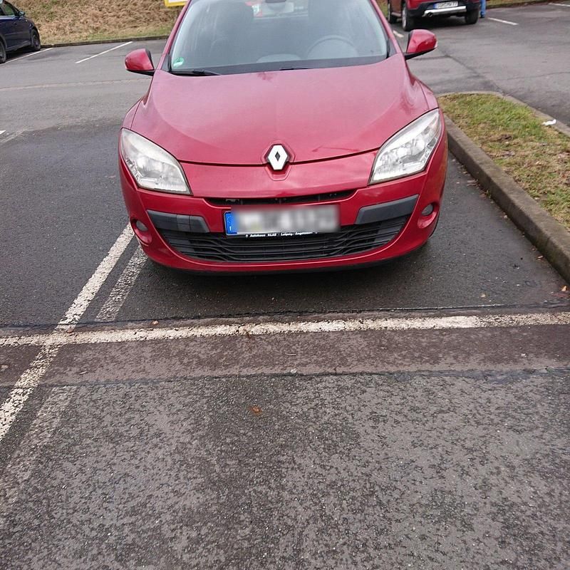 Rot Gebraucht 2009 Renault Mégane III Limousine | 5.300 € (Fairer Preis) - Bild 1/4
