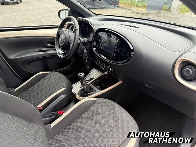 Gebraucht Toyota Aygo X Pulse 72 PS (52 kW) 2024 Ginger beige (4u9)/ black mica SUV