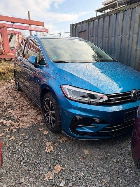 Blau Gebraucht 2016 VW Touran Comfortline Van / Kleinbus | 17.900 € (Etwas zu teuer) - Bild 1/4