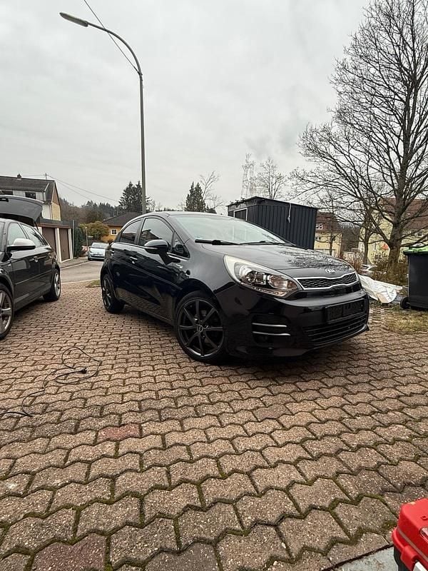 Schwarz Gebraucht 2015 Kia Rio Platinum Edition Kleinwagen | 7.300 € (Etwas zu teuer) - Bild 1/4