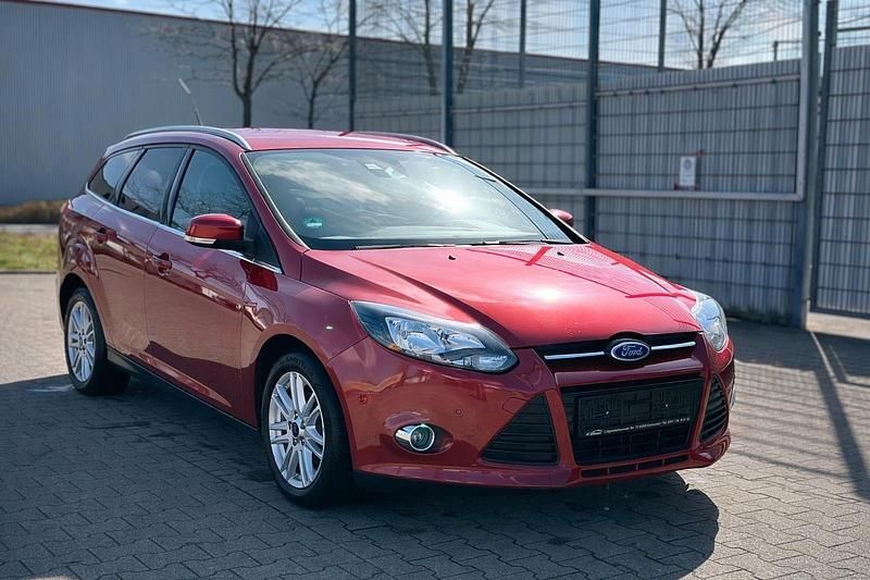 Gebraucht Ford Focus Titanium 125 PS (91 kW) 2014 Rot Kombi