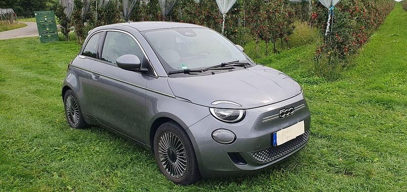 Grau Gebraucht 2021 Fiat 500e Icon Limousine | 14.900 € (Guter Preis) - Bild 1/4