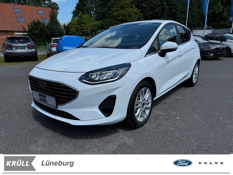 Weiß (frostweiß) Gebraucht 2023 Ford Fiesta Titanium Kleinwagen | 18.886 € (Fairer Preis) - Bild 1/4