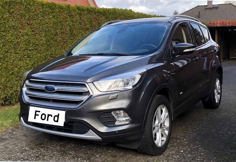 Gebraucht Ford Kuga Titanium 150 PS (110 kW) 2017 Grau SUV