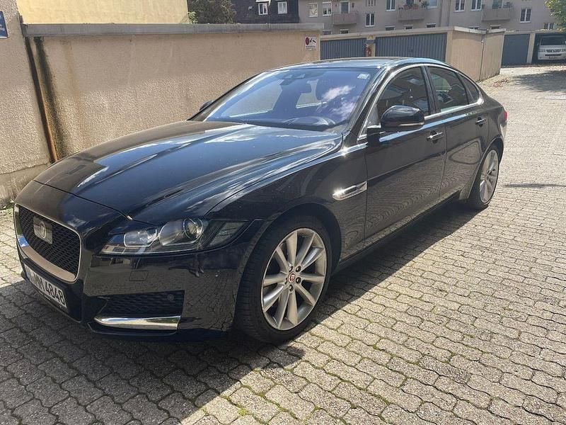 Schwarz Gebraucht 2016 Jaguar XF Portfolio Limousine | 11.900 € (Guter Preis) - Bild 1/4