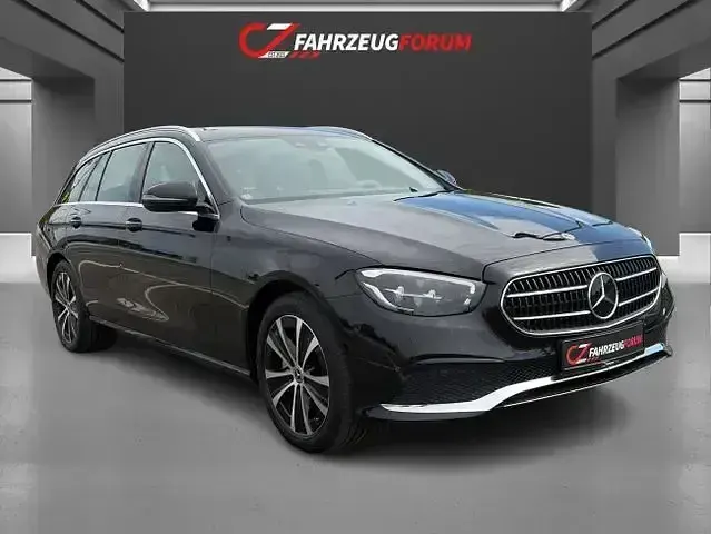 Gebraucht Mercedes E300 211 PS (155 kW) 2022 Schwarz Limousine