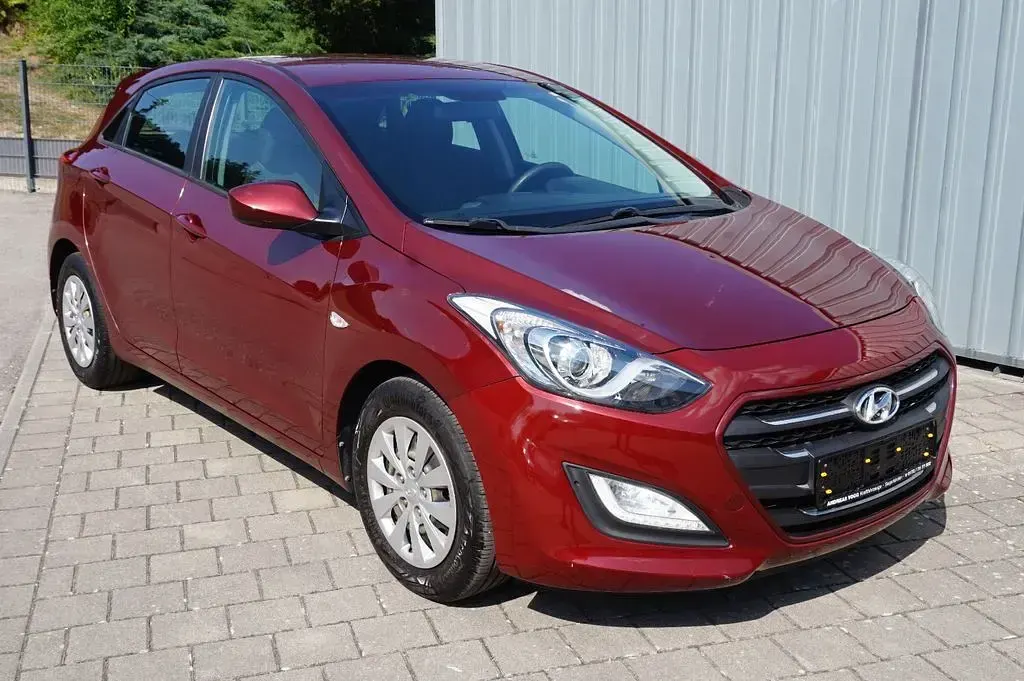 Gebraucht Hyundai i30 Classic 101 PS (74 kW) 2016 Rot Limousine