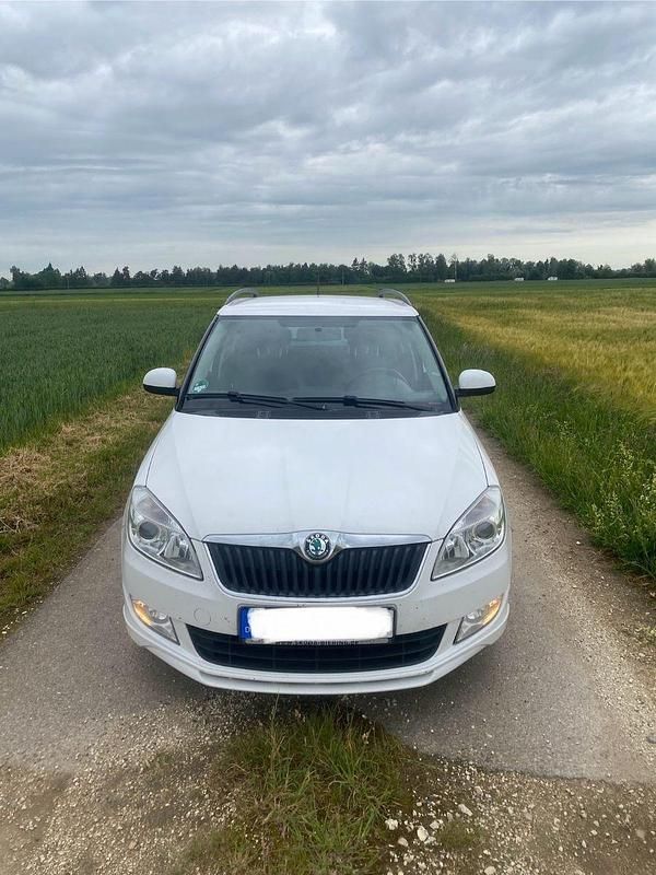 Weiß Gebraucht 2012 Skoda Fabia Ambition Kleinwagen | 2.950 € (Fairer Preis) - Bild 1/4