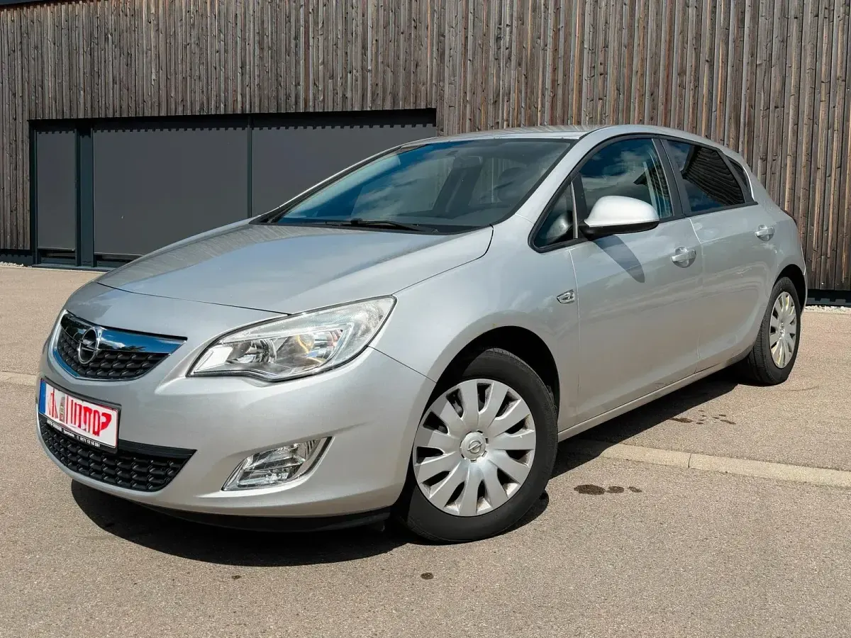 Gebraucht Opel Astra 140 PS (102 kW) 2011 Silber Limousine