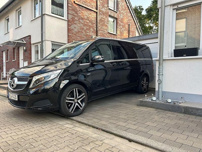 Schwarz Gebraucht 2016 Mercedes 250 Van / Kleinbus | 26.399 € (Superpreis) - Bild 1/4