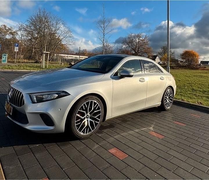 Silber Gebraucht 2021 Mercedes A180 Limousine | 20.500 € (Teuer) - Bild 1/4