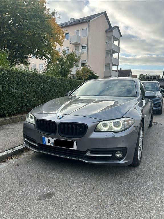 Grau Gebraucht 2015 BMW 518 Sport Line Limousine | 12.900 € (Superpreis) - Bild 1/4