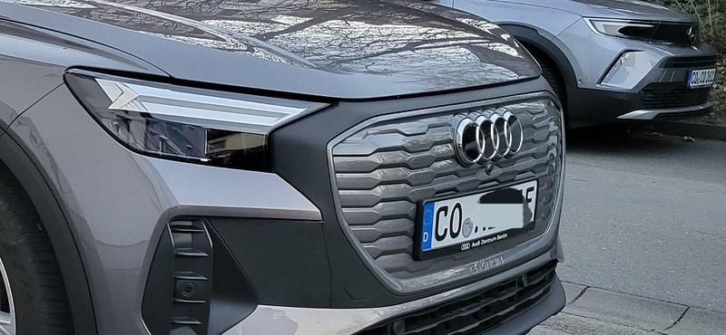 Grau Gebraucht 2022 Audi Q4 Sportback e-tron Advanced SUV | 22.500 € (Superpreis) - Bild 1/4