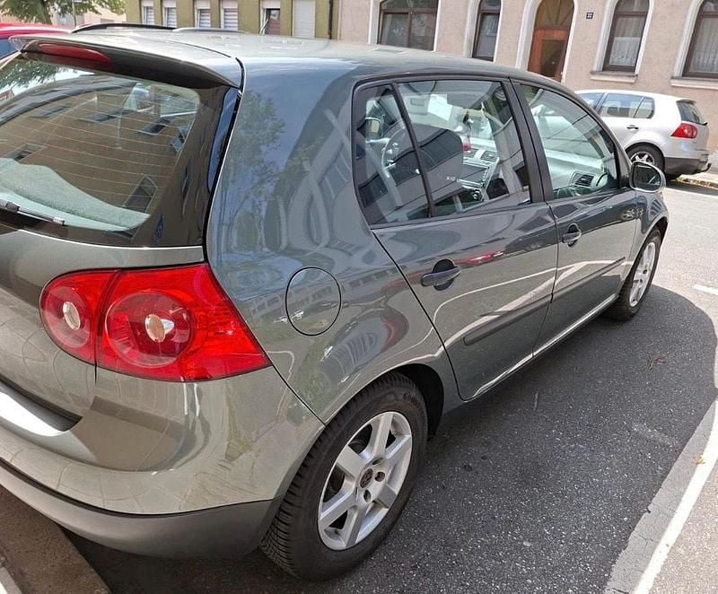 Grün Gebraucht 2004 VW Golf V Kleinwagen | 3.000 € (Fairer Preis) - Bild 1/4