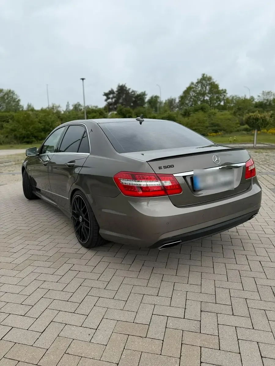 Używany Mercedes E500 408 KM (300 kW) 2011 Brązowy Sedan/Limuzyna