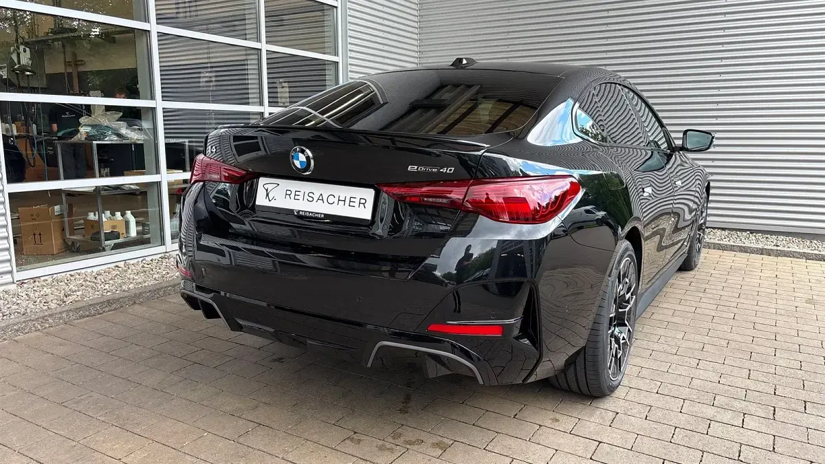 Neu BMW i4 Comfort Edition 250 kW (340 PS) 2026 Saphirschwarz metallic Limousine