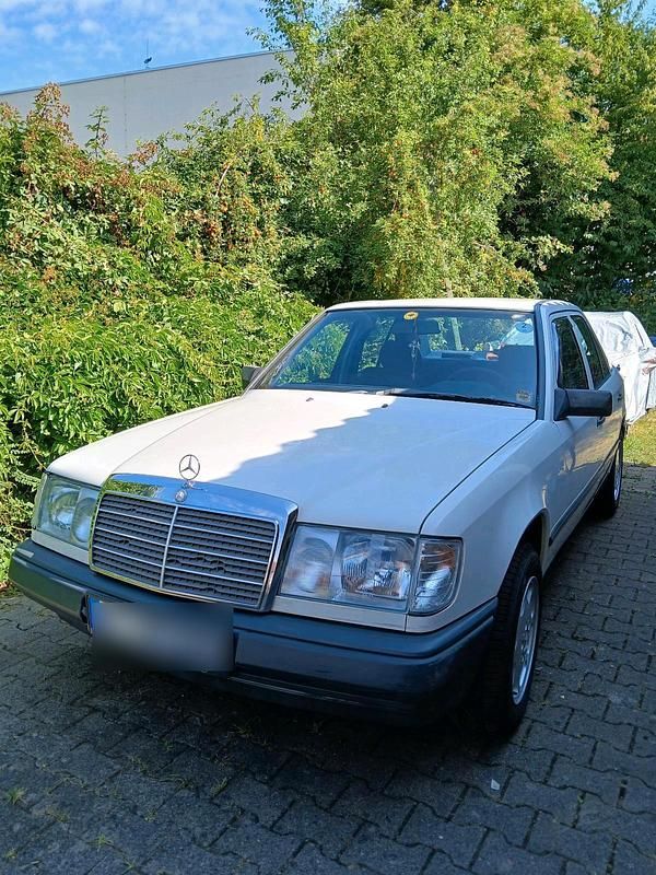 Weiß Gebraucht 1985 Mercedes 300 Limousine | 13.799 € - Bild 1/4