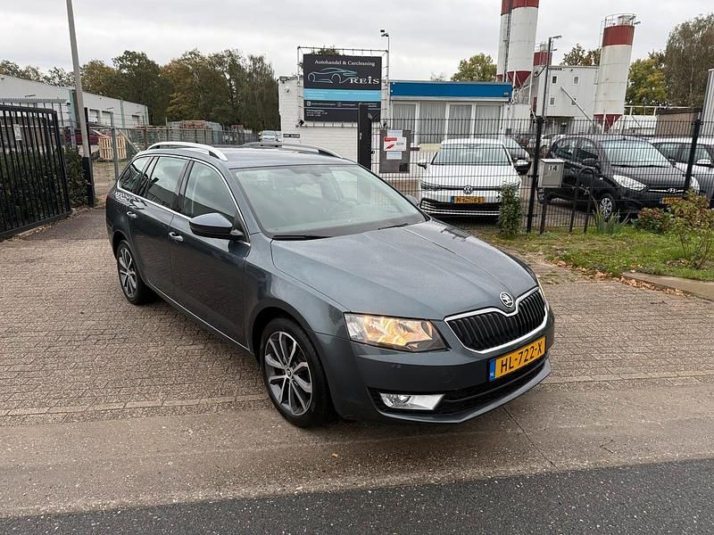 Grau Gebraucht 2015 Skoda Octavia Kombi | 8.699 € (Etwas zu teuer) - Bild 1/4