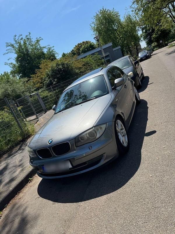 Silber Gebraucht 2011 BMW 118 Kleinwagen | 4.600 € (Guter Preis) - Bild 1/4