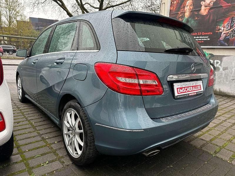 Gebraucht Mercedes B200 156 PS (114 kW) 2012 Universumblau Van / Kleinbus