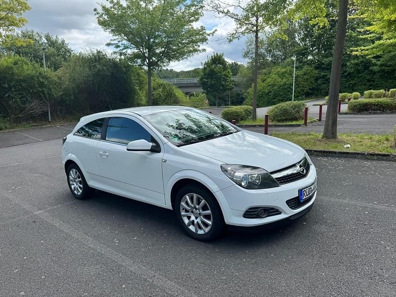 Weiß Gebraucht 2009 Opel Astra GTC Coupé | 2.000 € - Bild 1/4