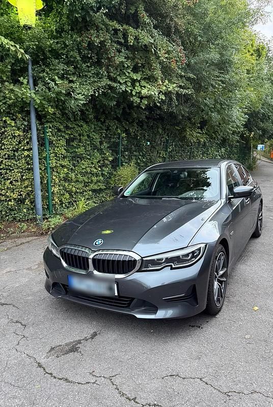 Grau Gebraucht 2022 BMW 330e Advantage Limousine | 31.500 € (Etwas zu teuer) - Bild 1/4