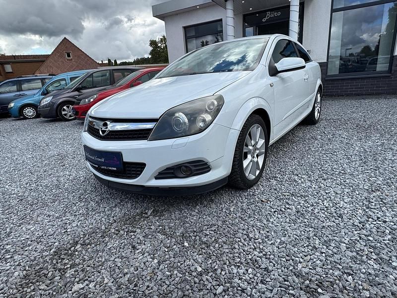 Weiß Gebraucht 2009 Opel Astra GTC Coupé | 1.500 € (Superpreis) - Bild 1/4