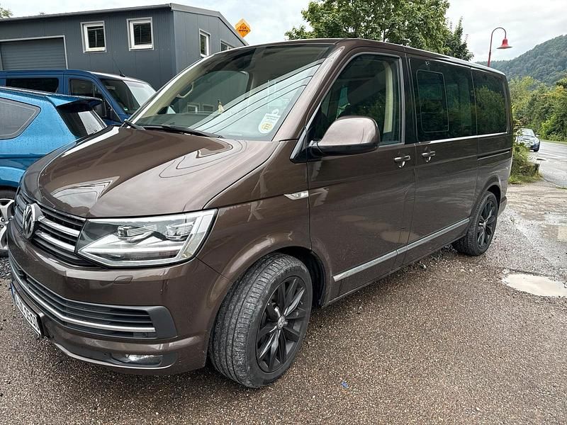 Braun Gebraucht 2016 VW Multivan Van / Kleinbus | 29.990 € - Bild 1/4