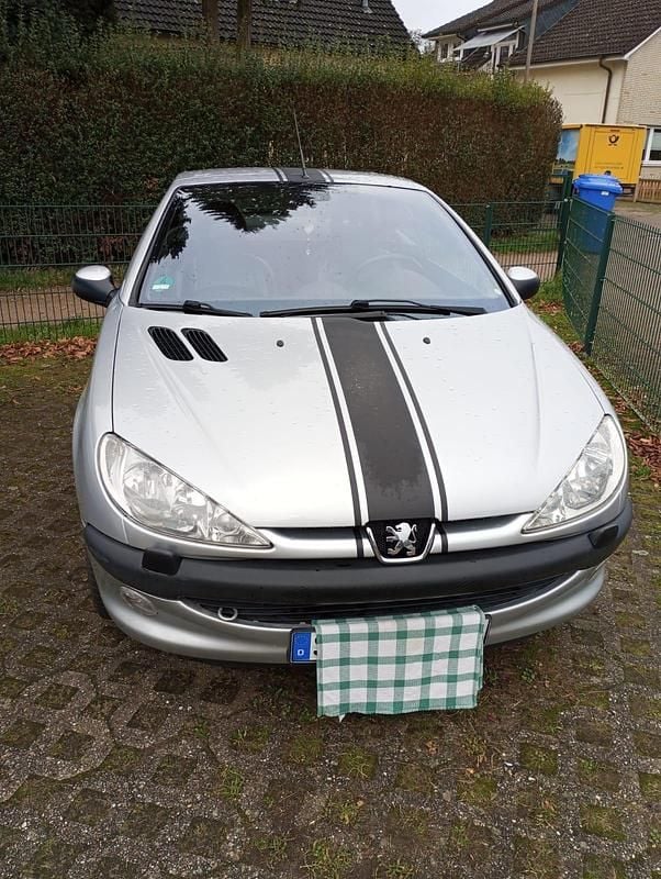 Gebraucht Peugeot 206 CC 108 PS (79 kW) 2002 Silber Cabrio