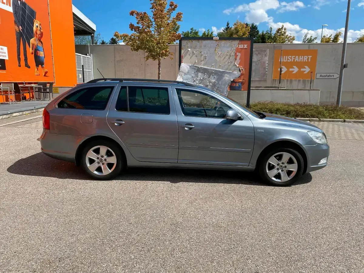 Gebraucht Skoda Octavia 104 PS (76 kW) 2012 Grau Kombi